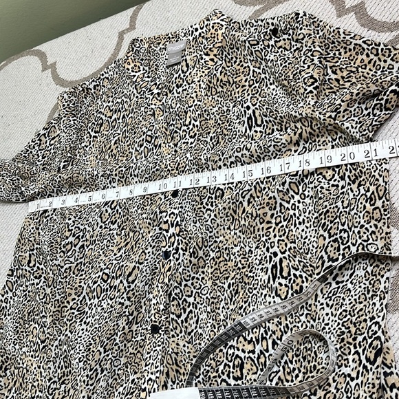 Chico's cheetah print flowy lightweight button down long sleeve Blouse,size 8/10 - Picture 7 of 15